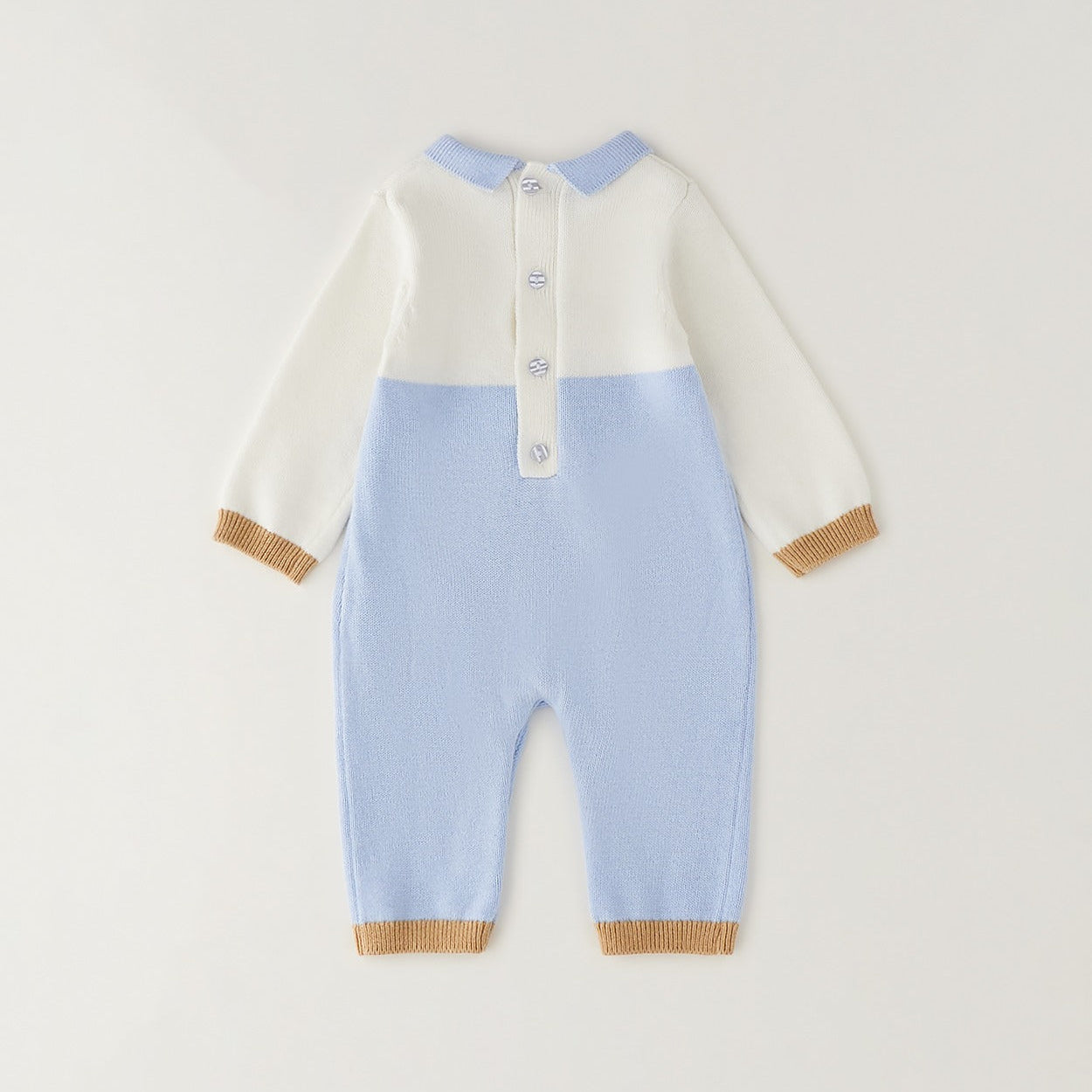 Tutina neonato in cotone e lana bianca e azzurra con orsetto beige indossata