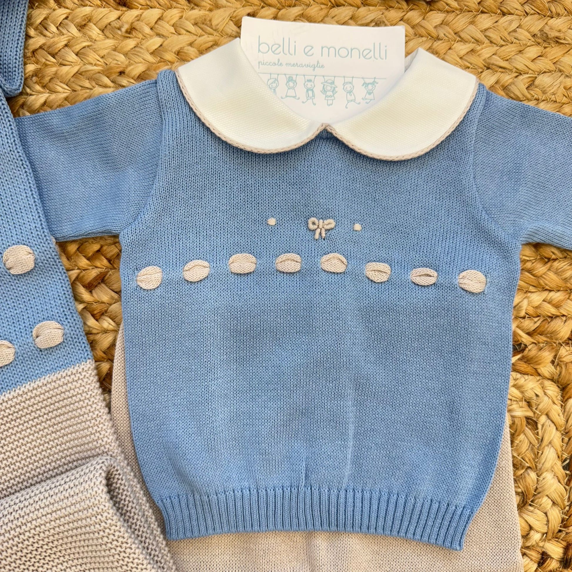 Tutina neonato in 100% filo di cotone azzurro con colletto bianco e ricami decorativi sul davanti