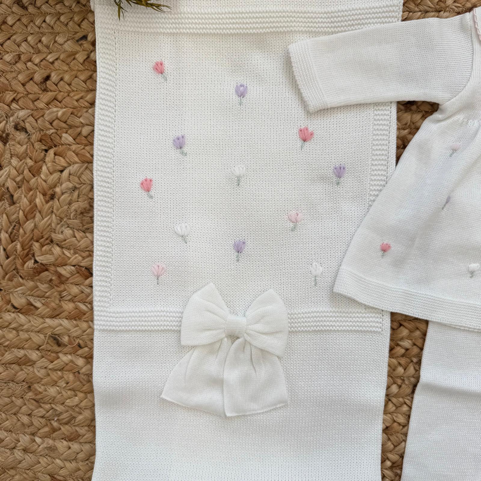 : Lavorazione a maglia fine con micro rilievi su tutina neonato in cotone filo di Scozia