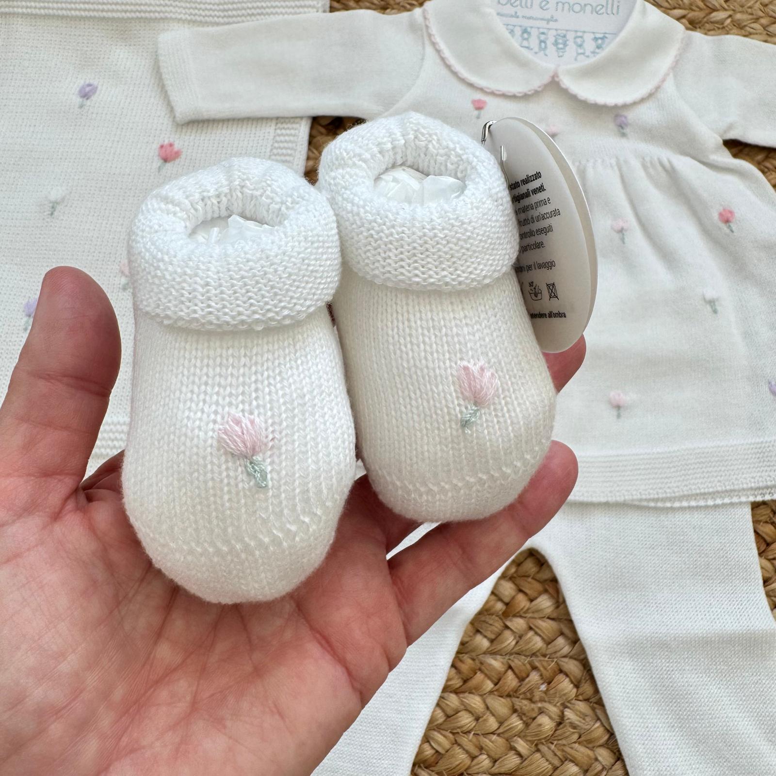 Dettaglio manica tutina neonato in cotone filo di Scozia con bordo rifinito