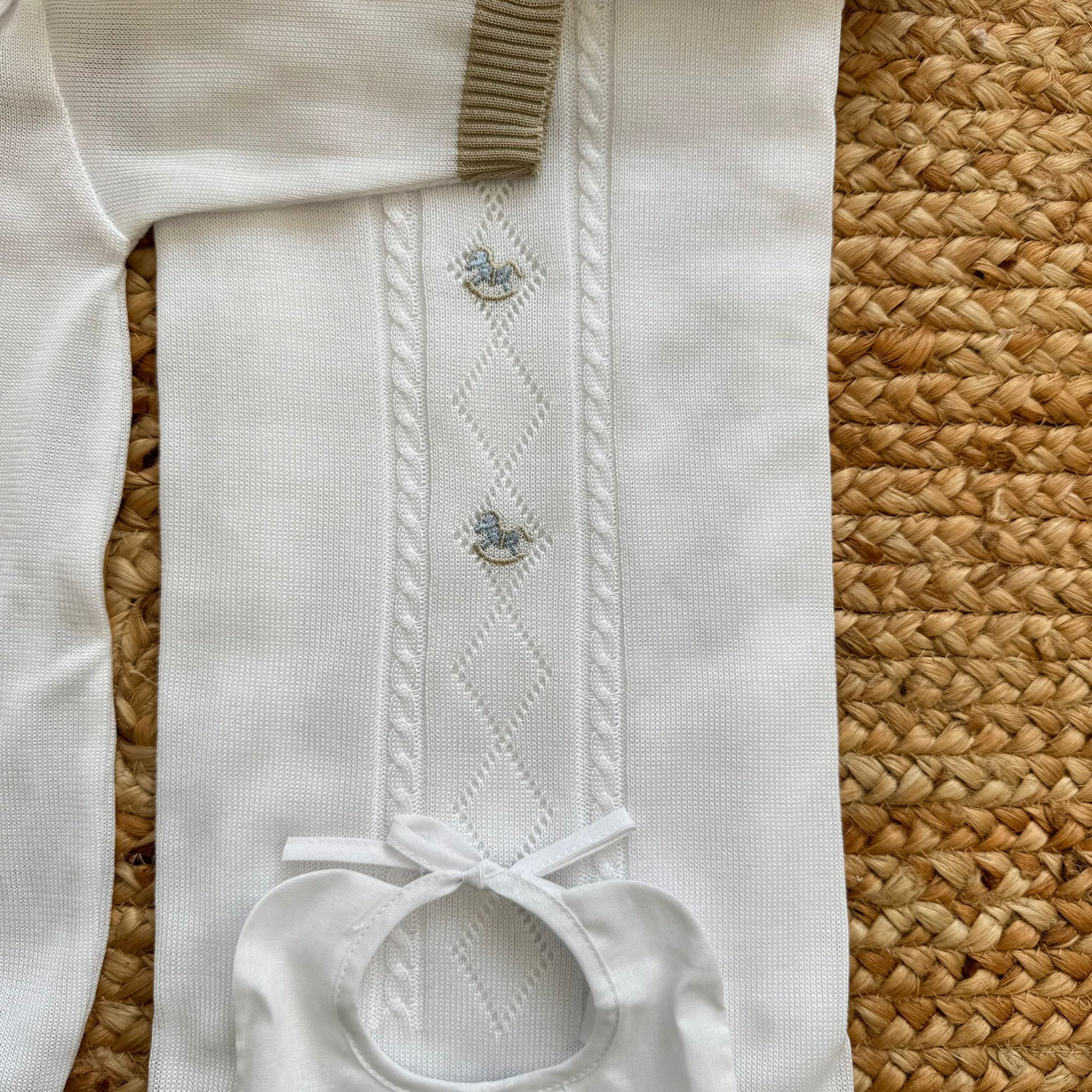 dettaglio lavorazione maglia rombi tutina neonato