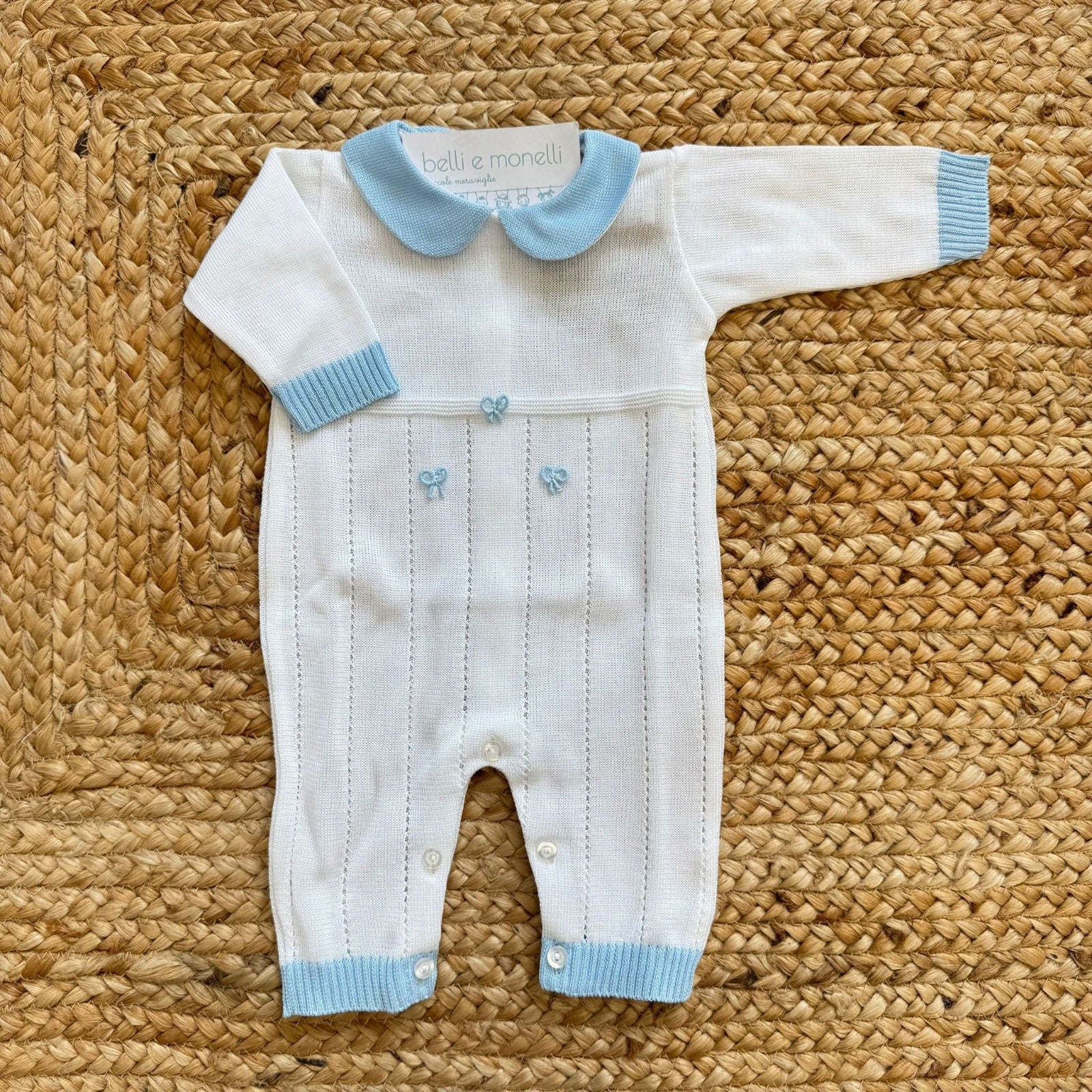 Tutina neonato 100% cotone panna con fiocchi azzurri frontale