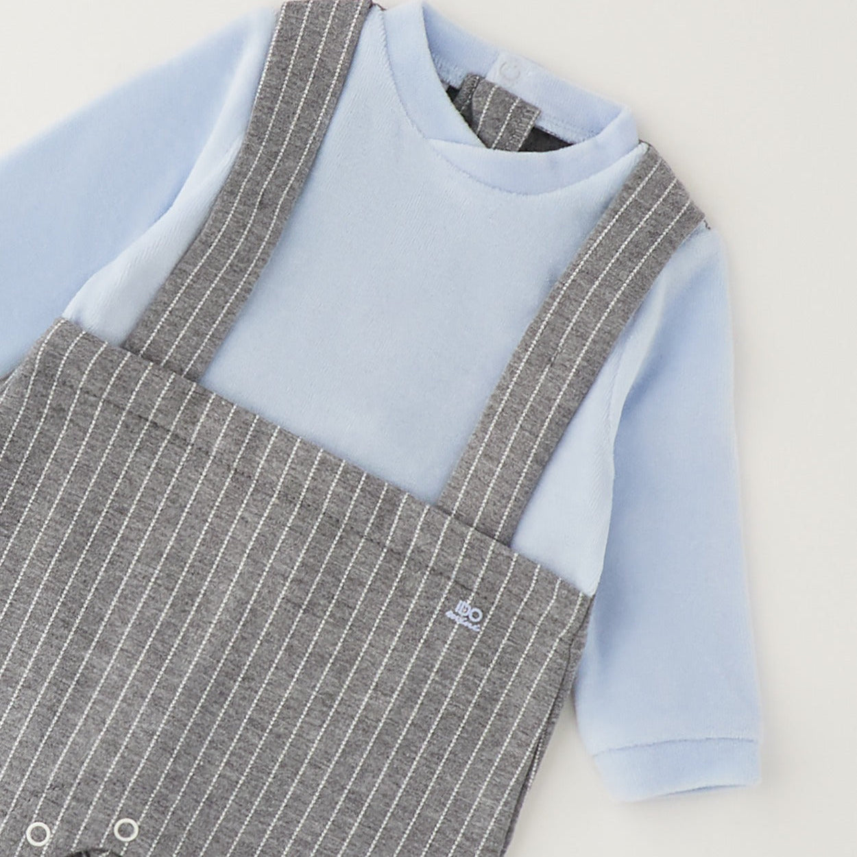 Tutina neonato in ciniglia azzurra e grigia effetto salopette a righe con piedini, ideale per corredino nascita