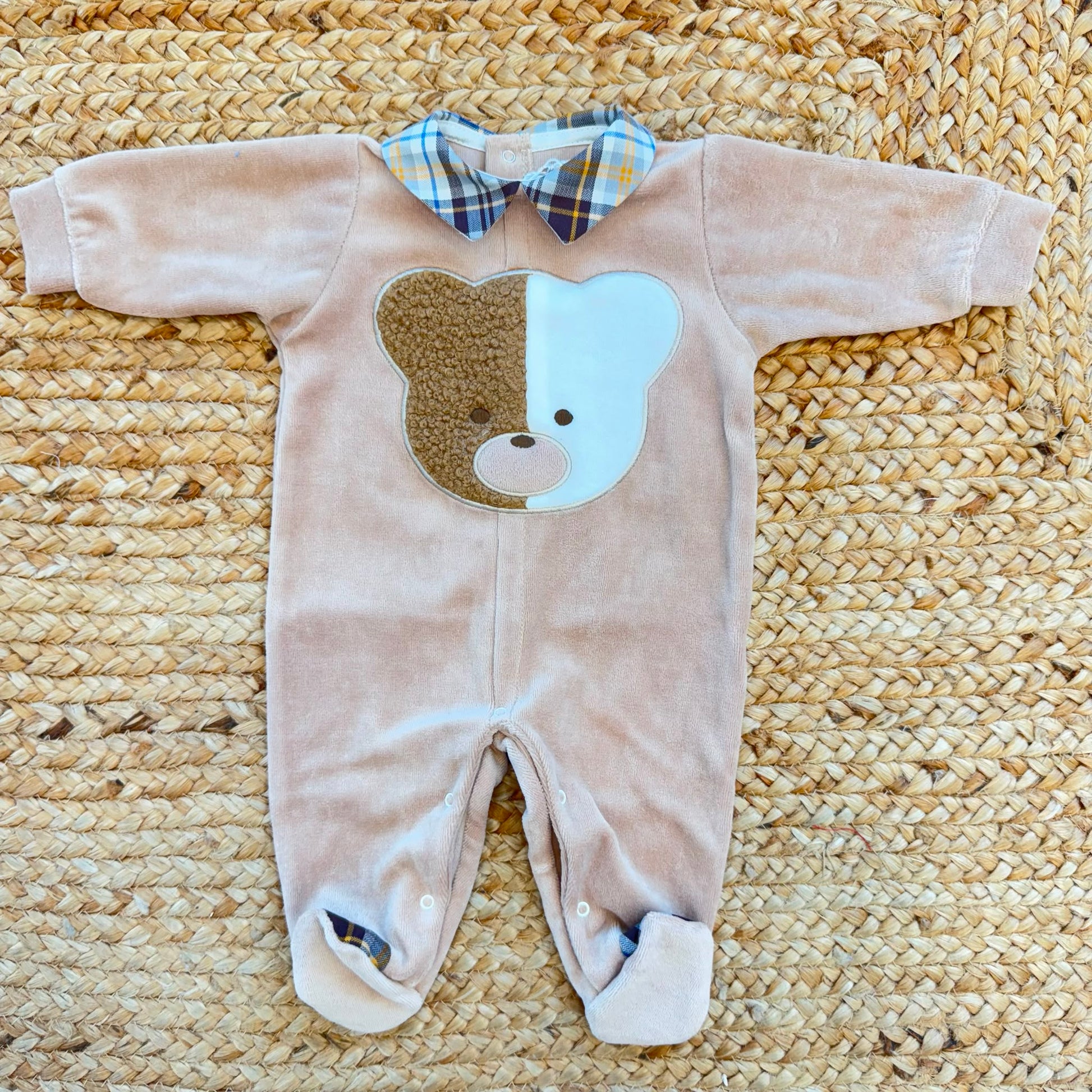 Tutina neonato in ciniglia beige con orsetto e colletto tartan