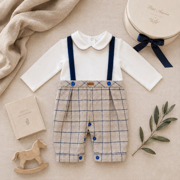 Tutina neonato in caldo cotone panna con salopette beige a quadri e bretelle blu Made in Italy.