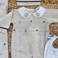 Tutina neonato beige in lana e cotone con dettagli blu e bavetta bianca con orsetto ricamato