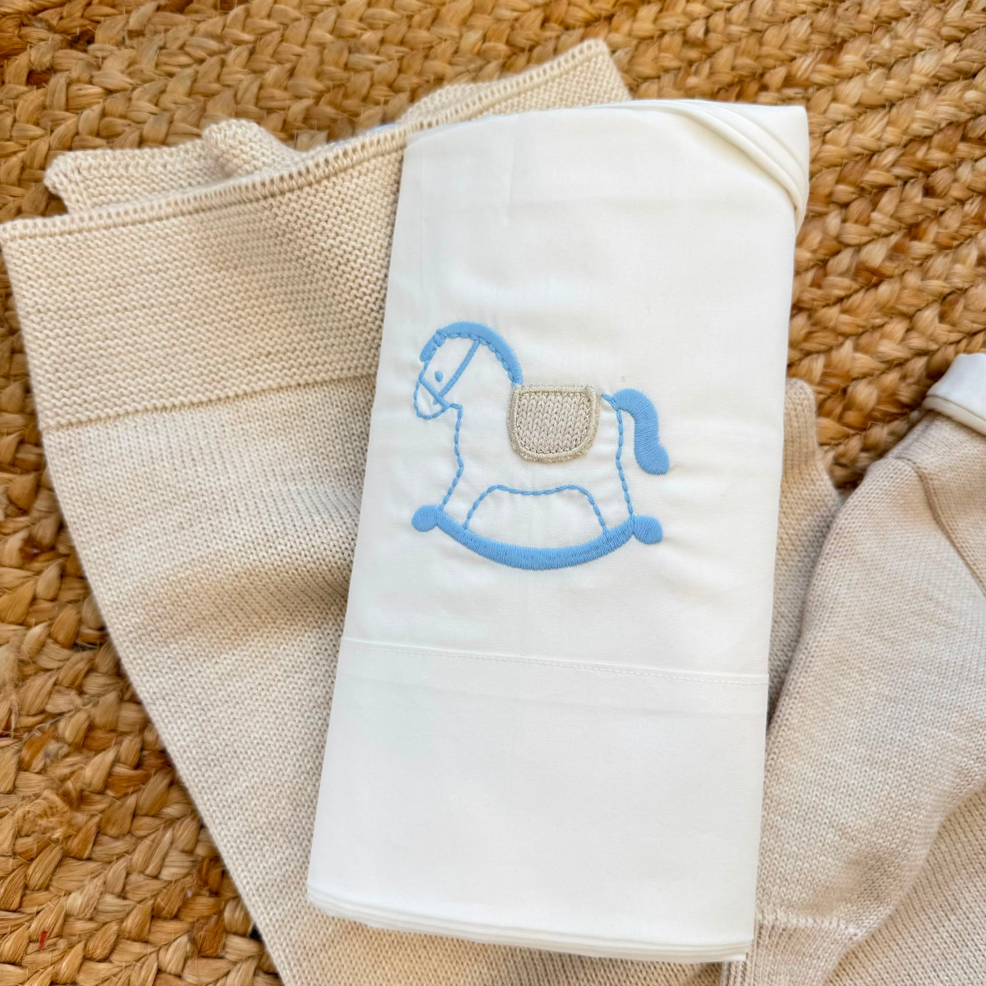 Uscita clinica neonato in lana merino beige con tutina copertina e lenzuolino ricamati