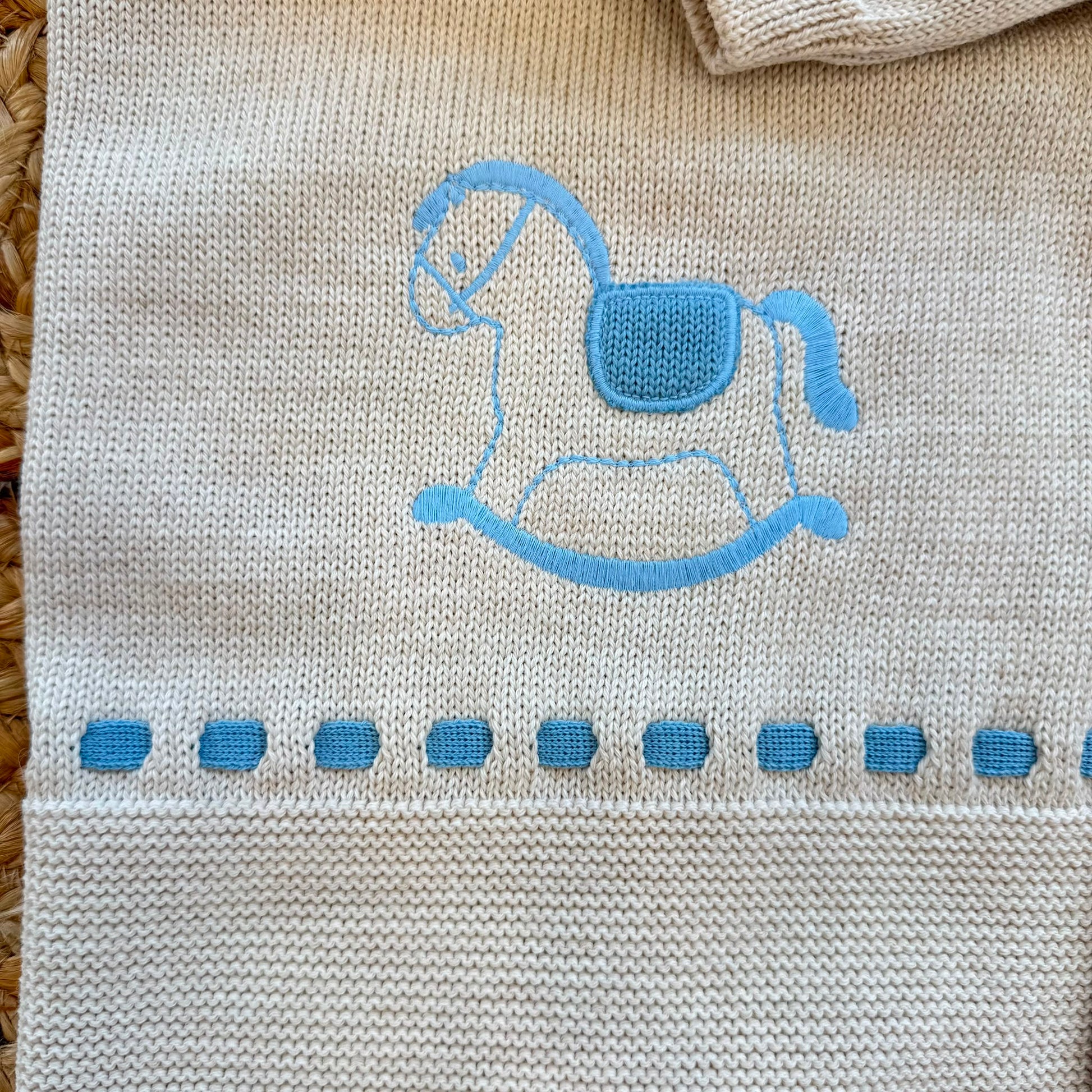 Uscita clinica neonato in lana merino beige con tutina copertina e lenzuolino ricamati