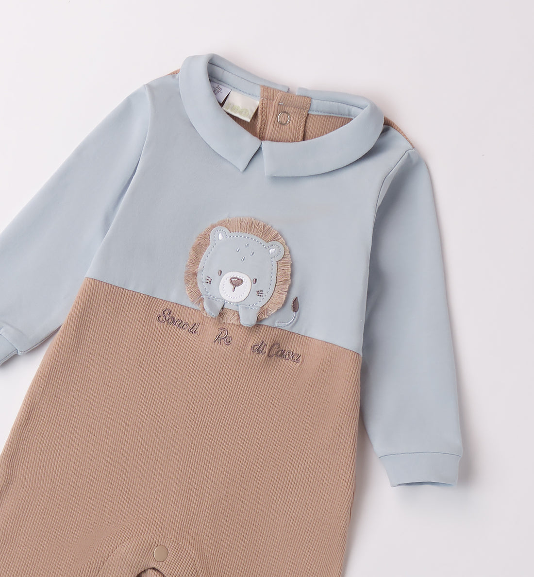  Tutina neonato beige e azzurra con colletto e ricamo leoncino
