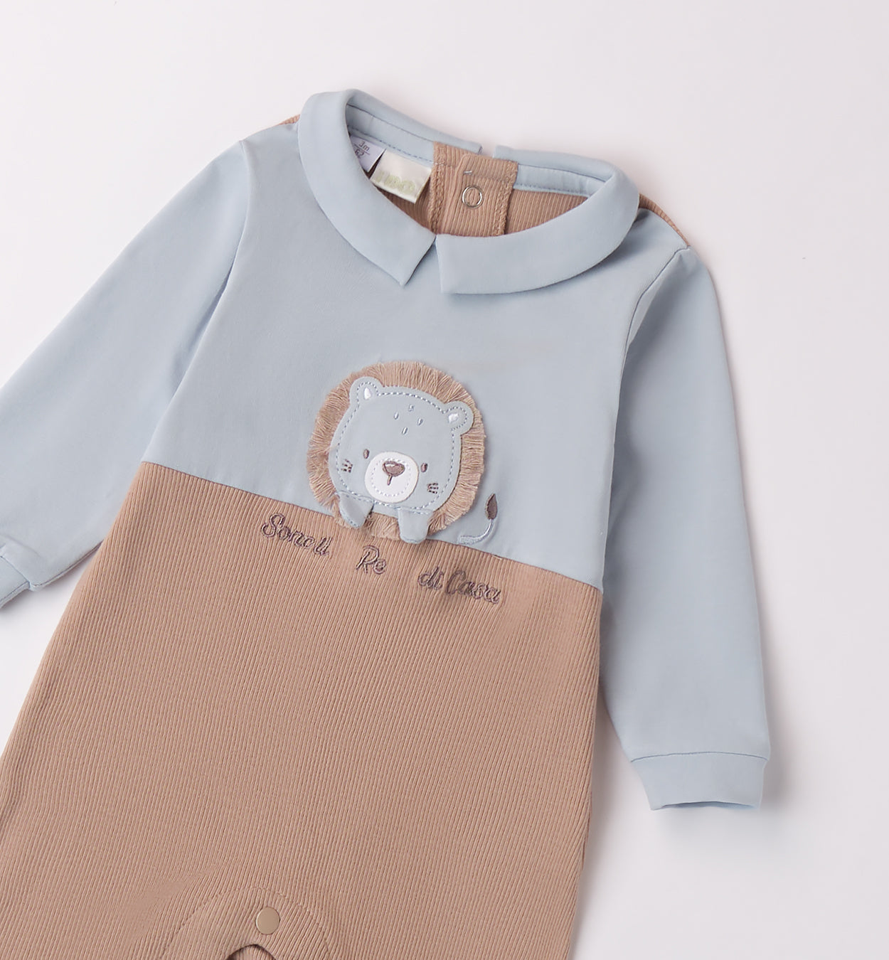 Retro della tutina prima nascita con piedini a quadretti