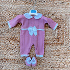 Tutina neonato in maglia rosa antico con fiocco e colletto bianco