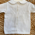 Colletto classico rifinito sulla maglia della tutina neonato unisex in filo di cotone panna