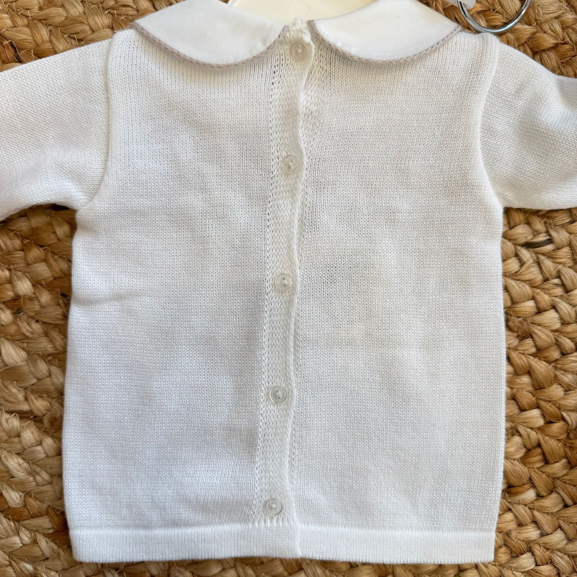 Colletto classico rifinito sulla maglia della tutina neonato unisex in filo di cotone panna