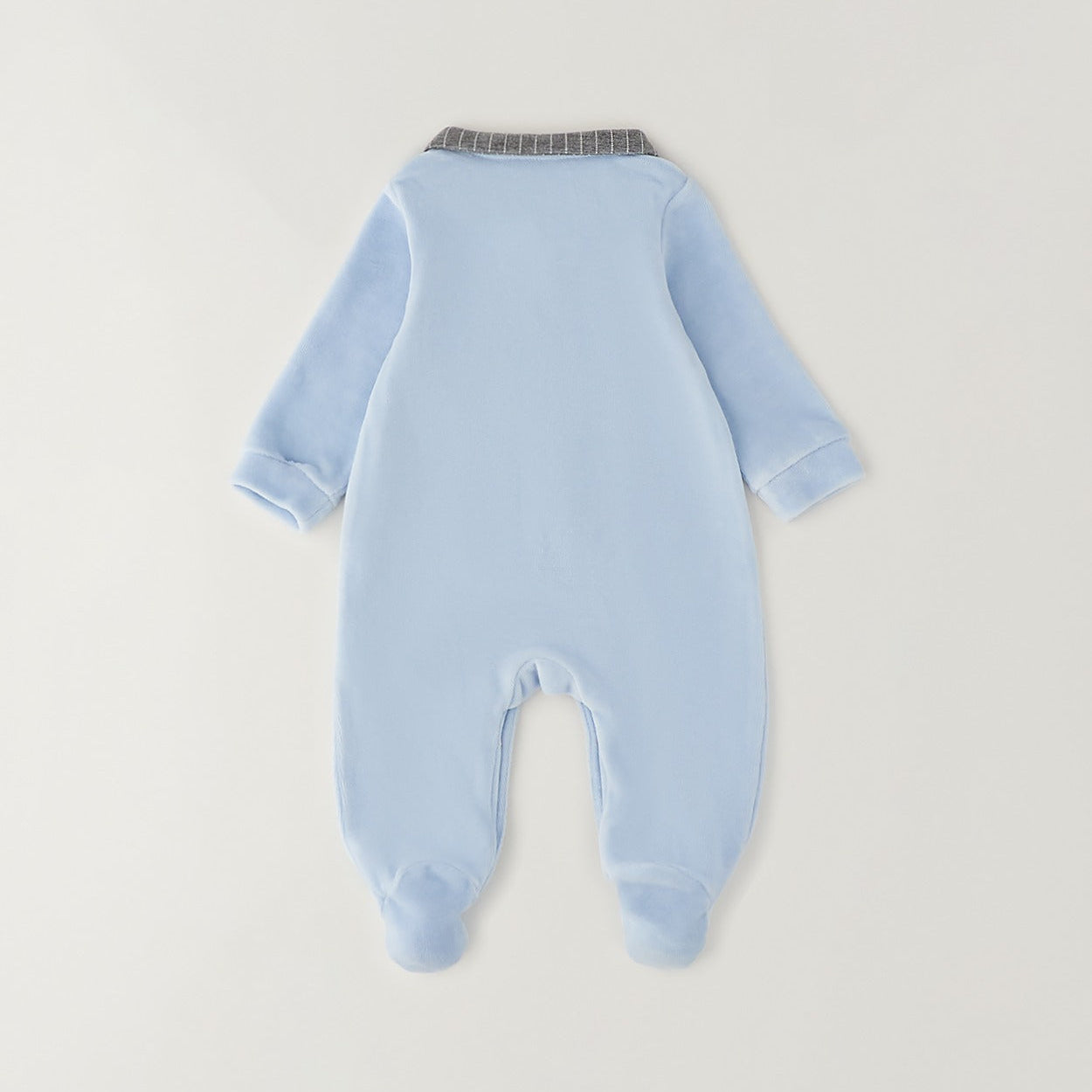 Tutina neonato in ciniglia azzurra con colletto e taschino grigio a righe, ideale per corredino nascita