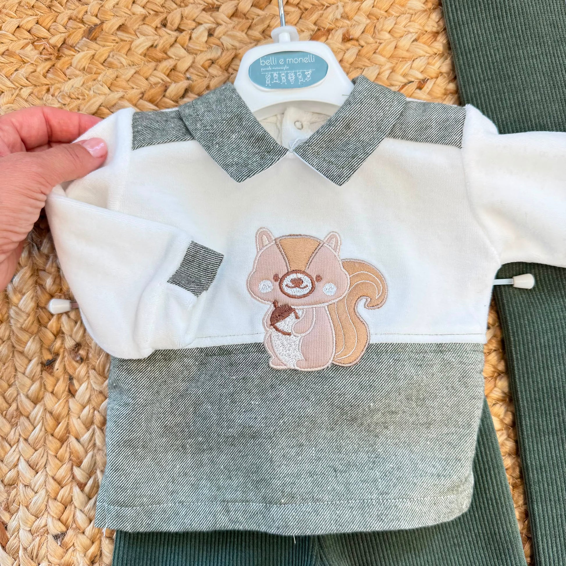 Uscita clinica neonato verde bosco in ciniglia con tutina ricamata scoiattolo, cappello, bavetta, scarpine, lenzuola coordinate e copertina sfoderabile.