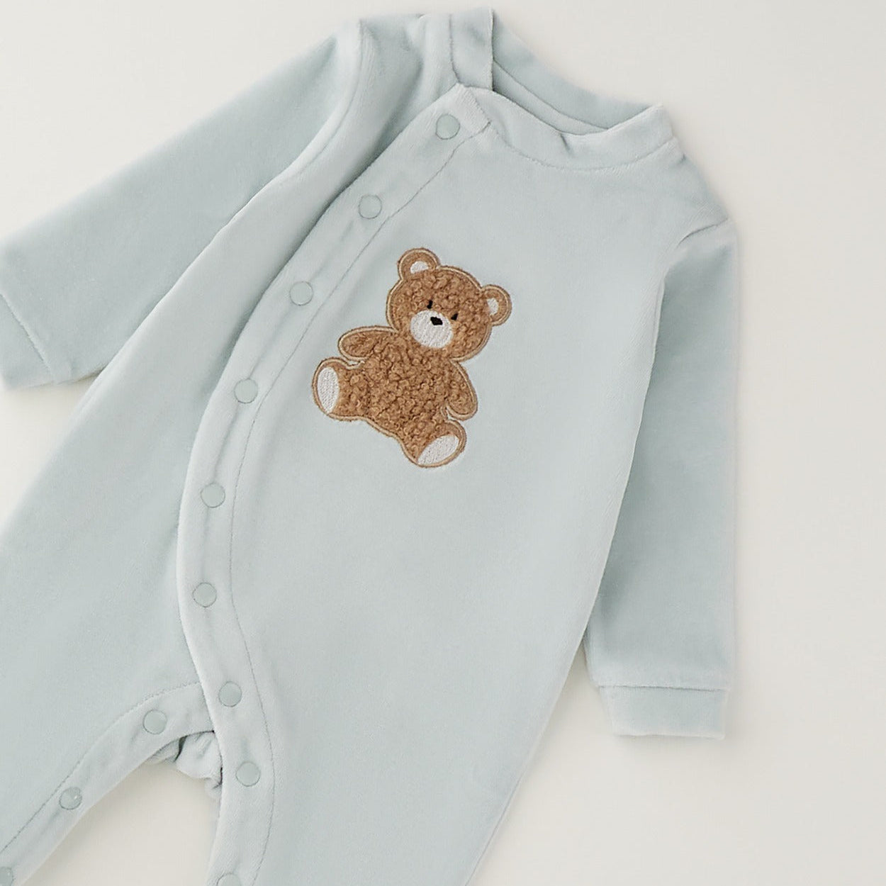 Tutina neonato in ciniglia verde menta con orsetto beige, apertura laterale e piedini