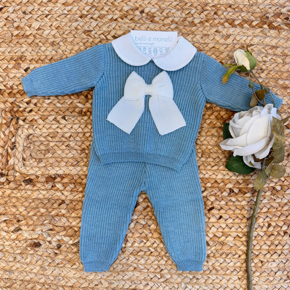 Coordinato neonato in pura lana verde ottanio con fiocco panna, maglia e pantalone