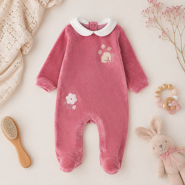 Tutina ciniglia neonata rosa con piedini e ricami, ideale per prima nascita e uscita clinica