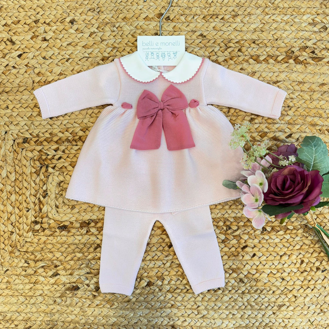 Tutina neonata in pura lana con maxi fiocco rosa e colletto ricamato

