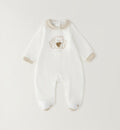 Tutina unisex in ciniglia panna e beige con ricamo orsetti e piedini, ideale per corredino nascita e baby shower