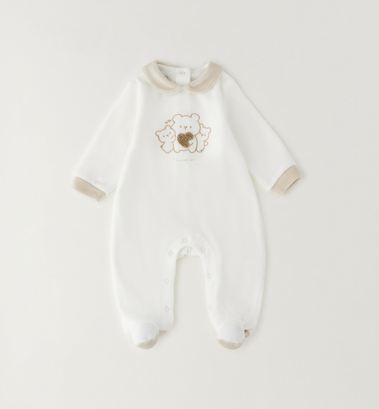 Tutina unisex in ciniglia panna e beige con ricamo orsetti e piedini, ideale per corredino nascita e baby shower