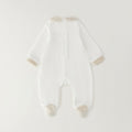 Tutina unisex in ciniglia panna e beige con ricamo orsetti e piedini, ideale per corredino nascita e baby shower