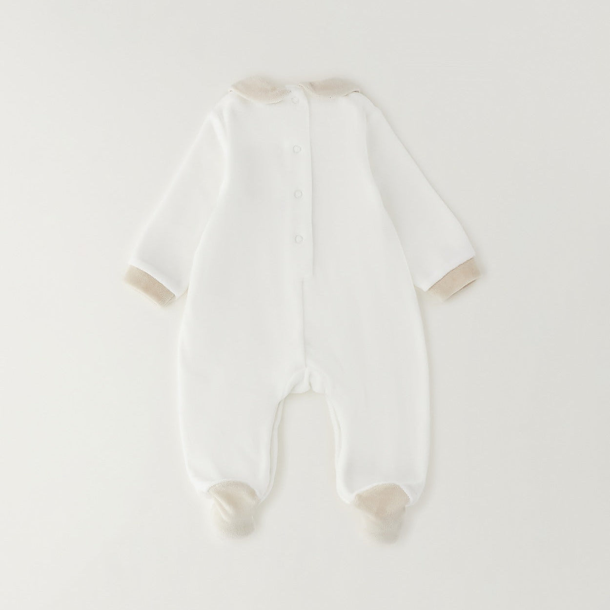 Tutina unisex in ciniglia panna e beige con ricamo orsetti e piedini, ideale per corredino nascita e baby shower