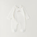 Tutina unisex in ciniglia panna con colletto, ricamo cuore e piedini per corredino nascita e baby shower