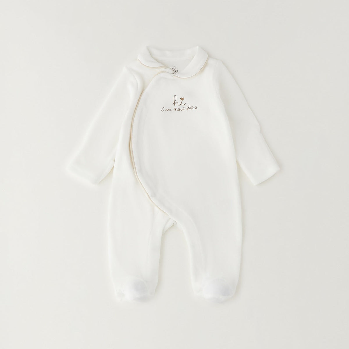 Tutina unisex in ciniglia panna con colletto, ricamo cuore e piedini per corredino nascita e baby shower