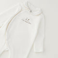 Tutina unisex in ciniglia panna con colletto, ricamo cuore e piedini per corredino nascita e baby shower