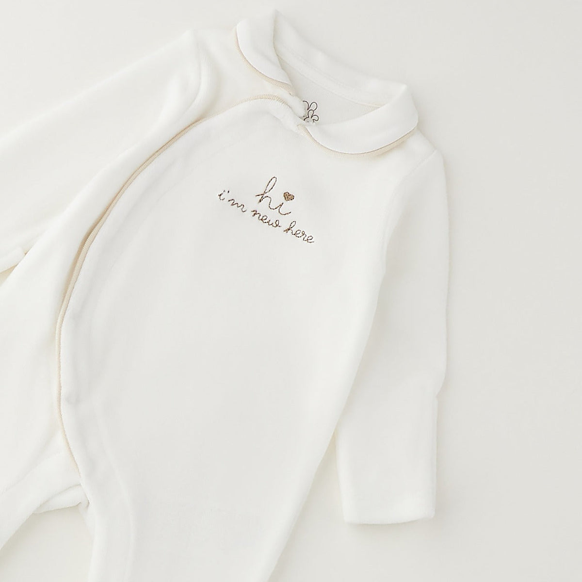 Tutina unisex in ciniglia panna con colletto, ricamo cuore e piedini per corredino nascita e baby shower