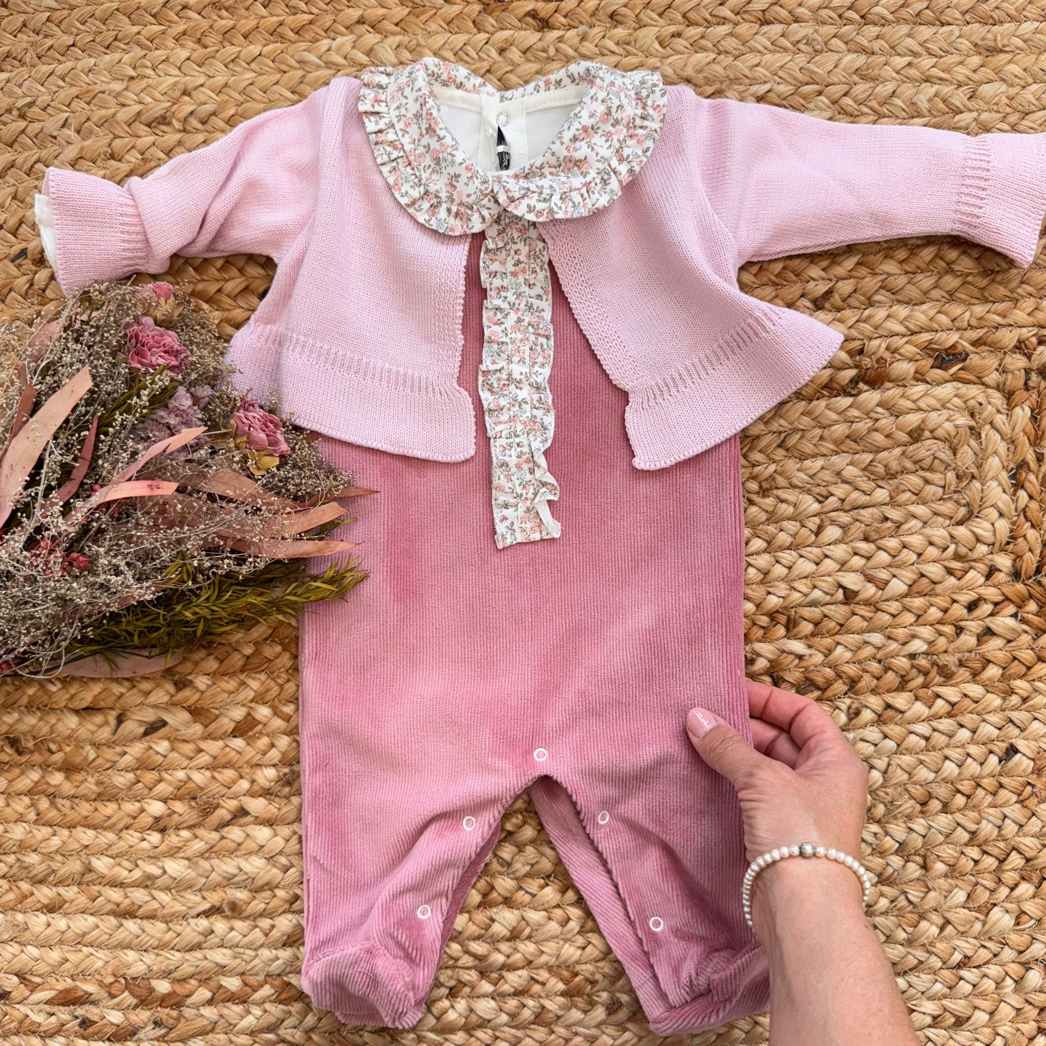 Coordinato nascita neonata con tutina in velluto rosa e cardigan in maglia – completino caldo inverno