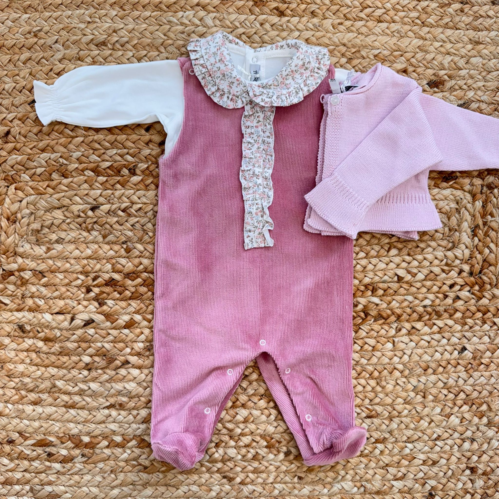 Tutina in velluto rosa antico con colletto floreale, senza cardigan – completino elegante neonata