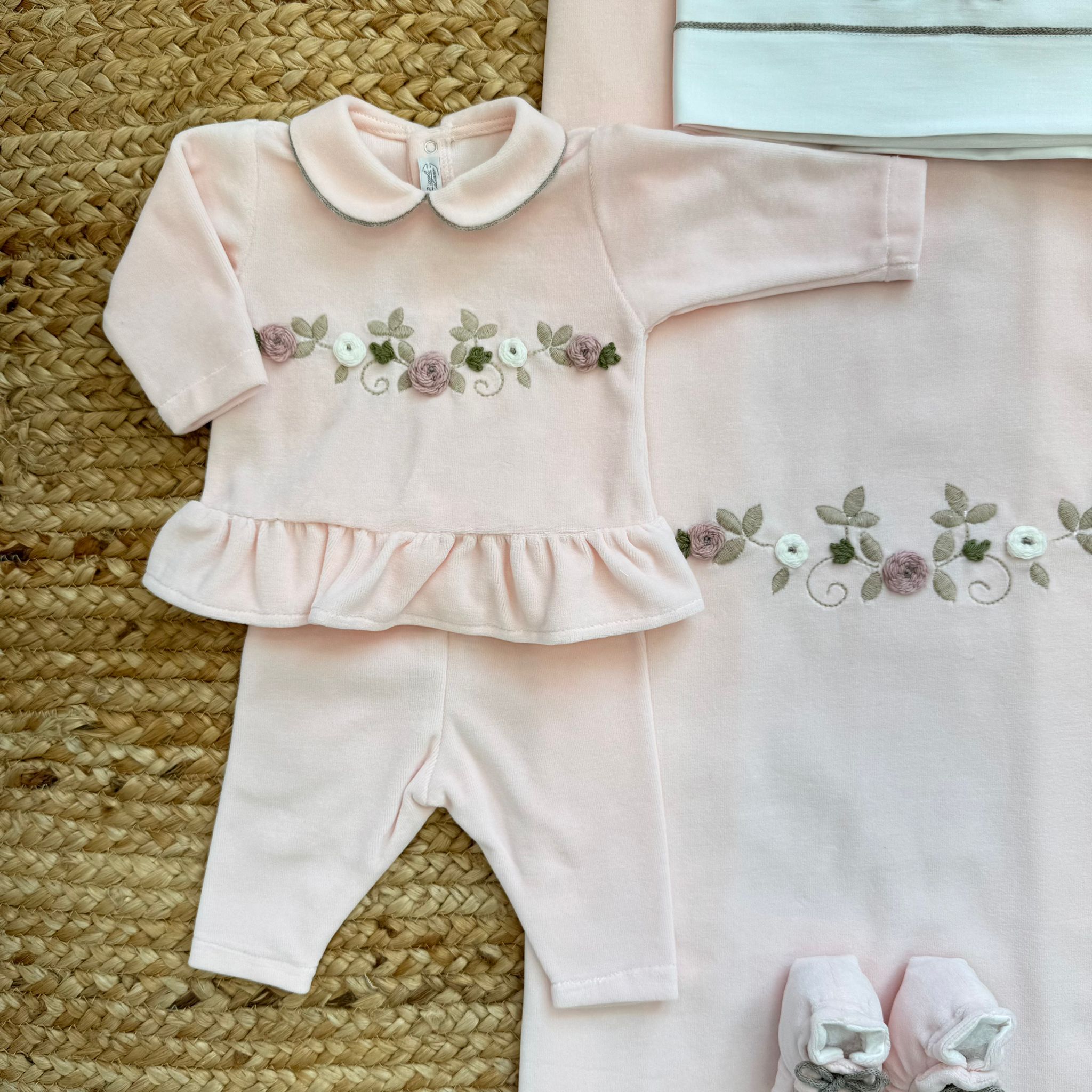 tutina due pezzi neonata in ciniglia rosa con ricamo fiori