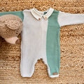 tutina in maglia per neonato bicolore beige e verde salvia con colletto panna