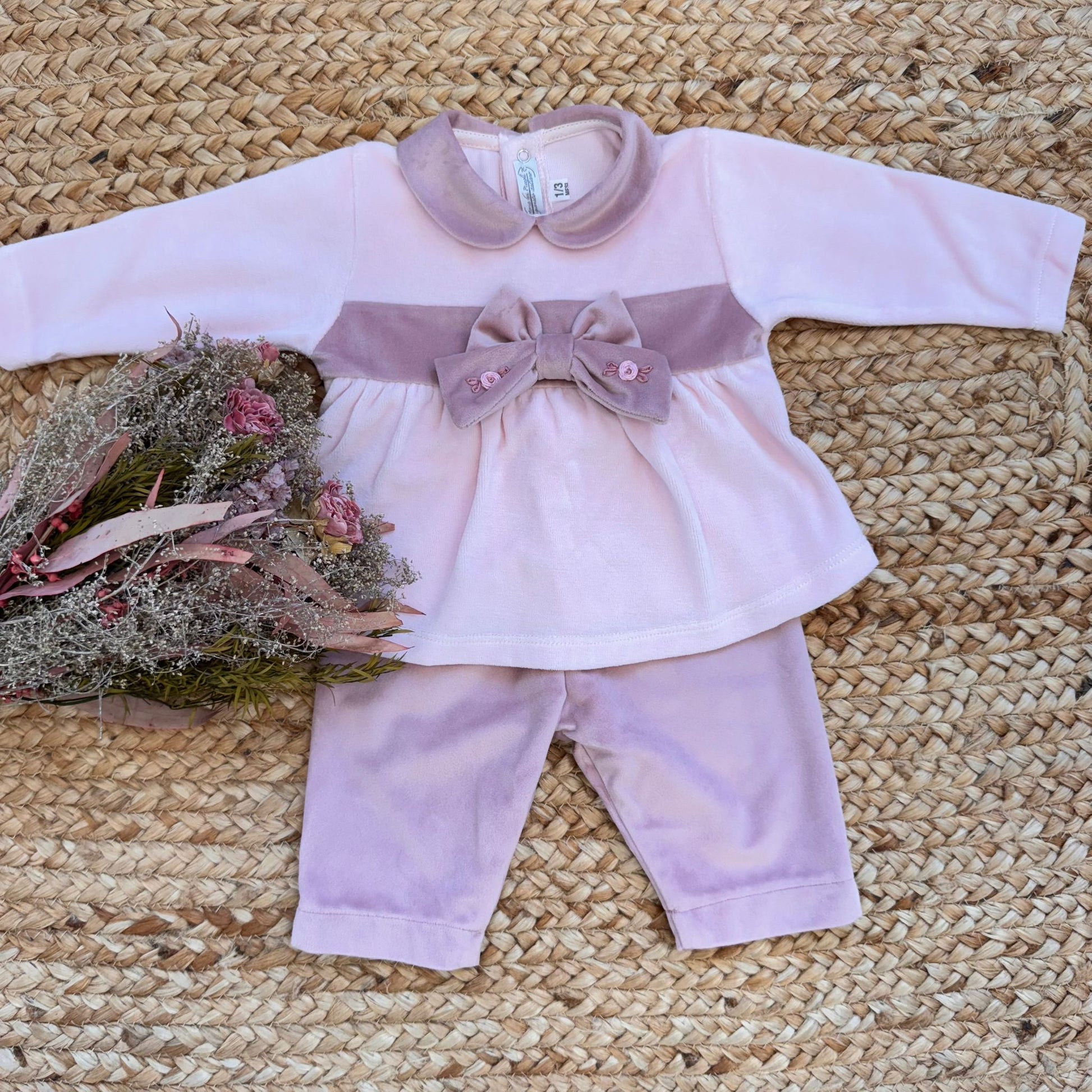 tutina neonata in ciniglia rosa con fiocco ricamato a mano