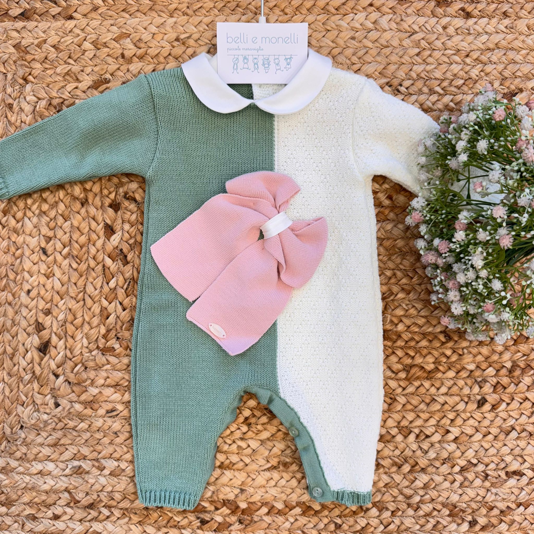 tutina neonata in misto lana verde e panna con maxi fiocco rosa