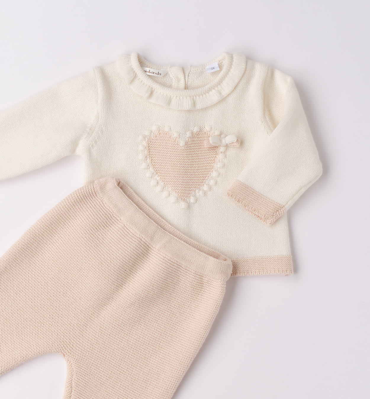 tutina neonata panna e beige con cuore ricamato e fiocchetto