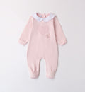 Delicata tutina in cotone rosa con ricamo cuore e farfalla, perfetta per i primi giorni della tua bambina. Realizzata in 100% cotone Made in Italy, garantisce morbidezza e comfort sulla pelle delicata del neonato. Il colletto in piqué bianco aggiunge un tocco di raffinatezza, mentre la chiusura con bottoncini a pressione sul retro e sul cavallo facilita il cambio.

Ideale per l’uscita clinica, le prime coccole a casa e le occasioni speciali. 