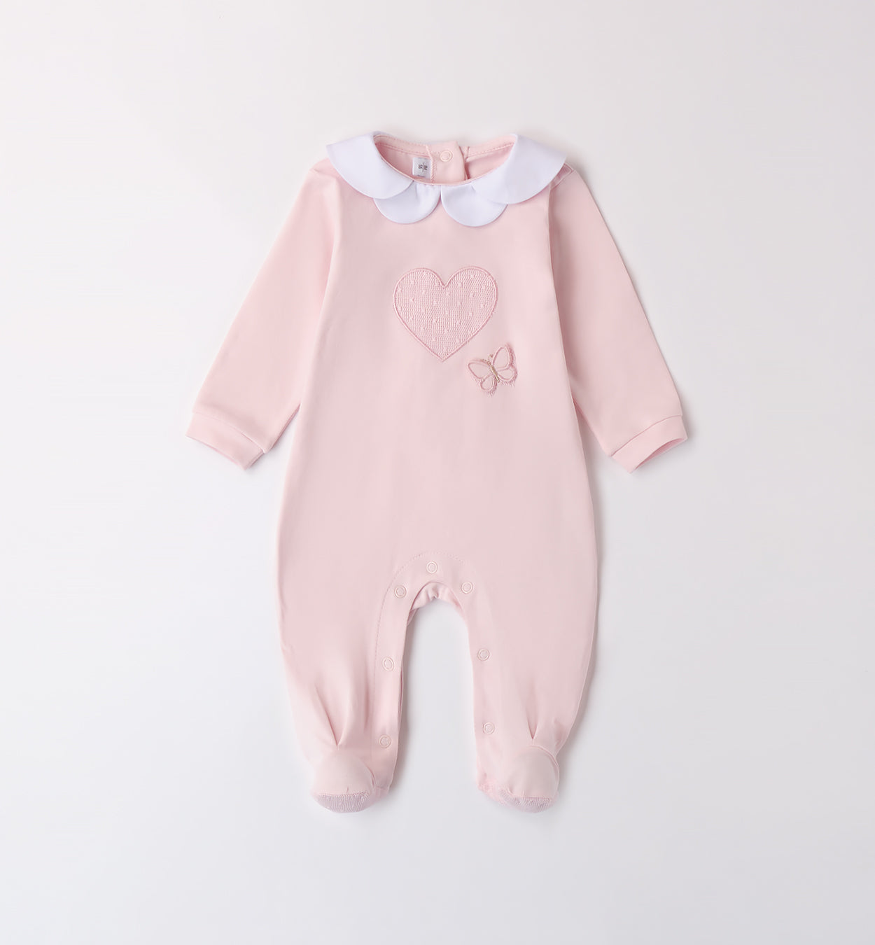 Delicata tutina in cotone rosa con ricamo cuore e farfalla, perfetta per i primi giorni della tua bambina. Realizzata in 100% cotone Made in Italy, garantisce morbidezza e comfort sulla pelle delicata del neonato. Il colletto in piqué bianco aggiunge un tocco di raffinatezza, mentre la chiusura con bottoncini a pressione sul retro e sul cavallo facilita il cambio.

Ideale per l’uscita clinica, le prime coccole a casa e le occasioni speciali. 