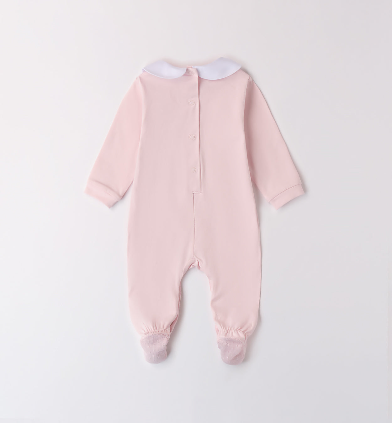 Delicata tutina in cotone rosa con ricamo cuore e farfalla, perfetta per i primi giorni della tua bambina. Realizzata in 100% cotone Made in Italy, garantisce morbidezza e comfort sulla pelle delicata del neonato. Il colletto in piqué bianco aggiunge un tocco di raffinatezza, mentre la chiusura con bottoncini a pressione sul retro e sul cavallo facilita il cambio.

Ideale per l’uscita clinica, le prime coccole a casa e le occasioni speciali.