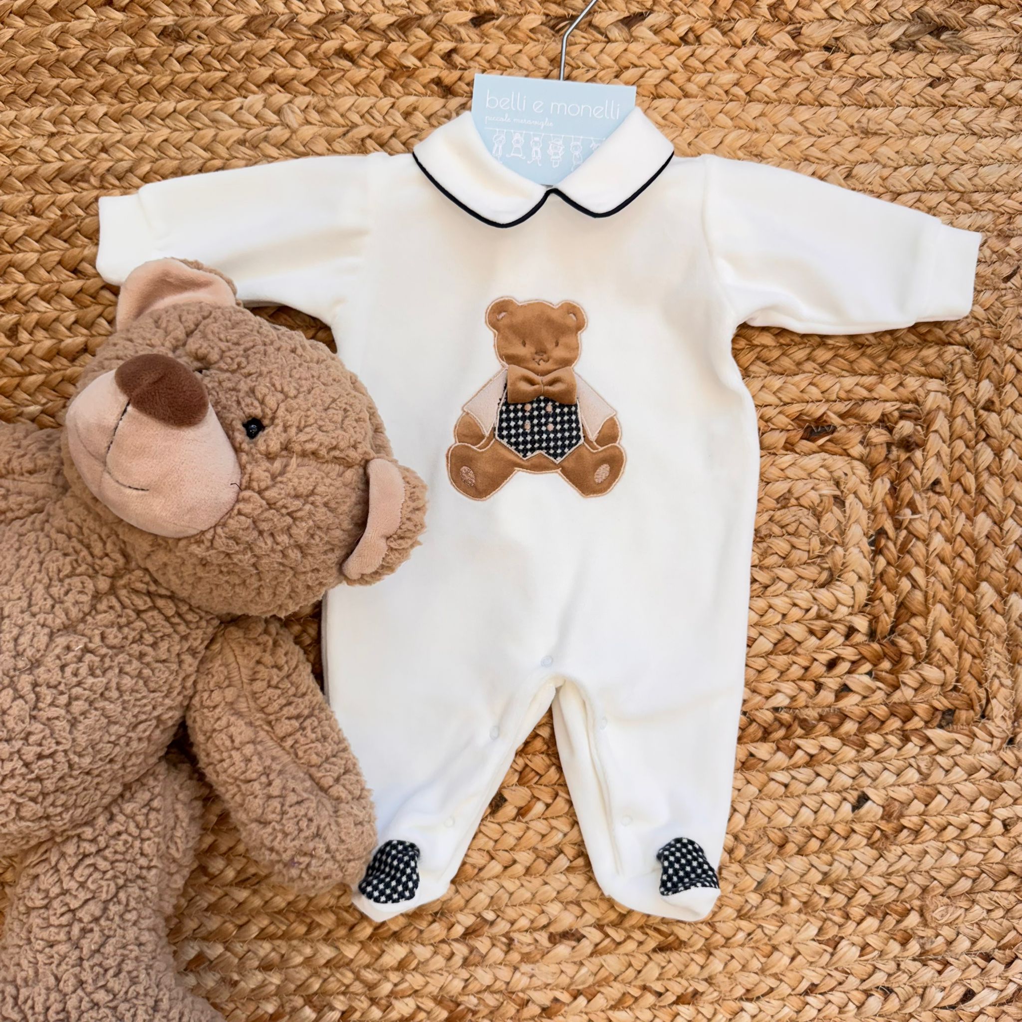 tutina neonato in ciniglia panna con orsetto e colletto elegante