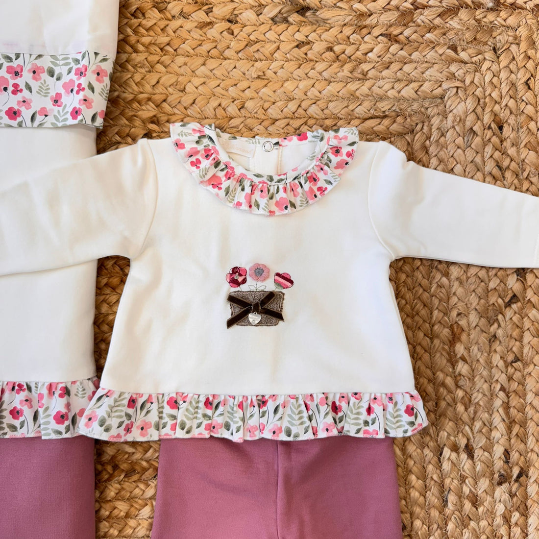 Coordinato uscita clinica neonata completo con tutina, copertina, cappellino e bavaglino in caldo cotone floreale.