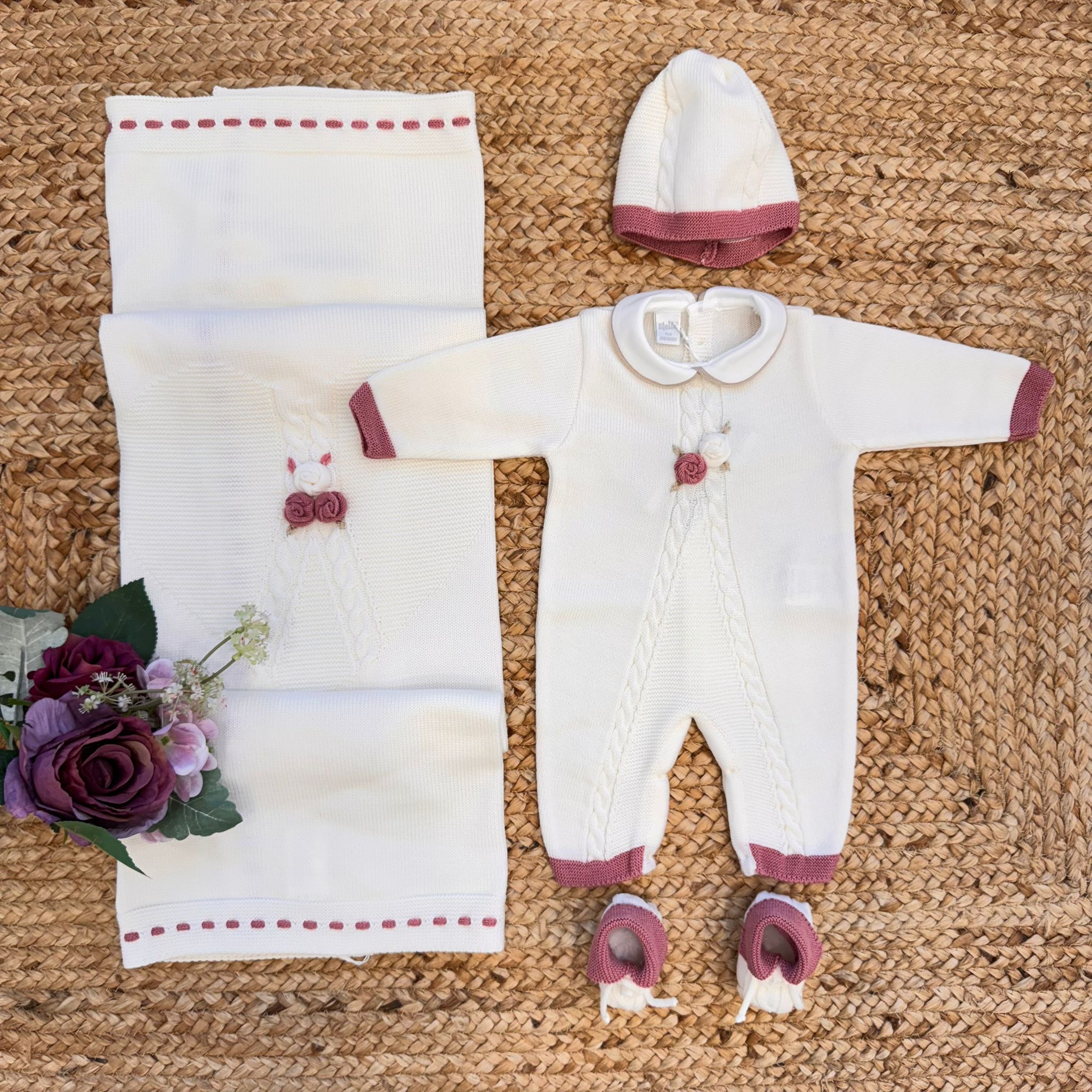 Uscita clinica per neonata in lana vergine bianco latte e marsala