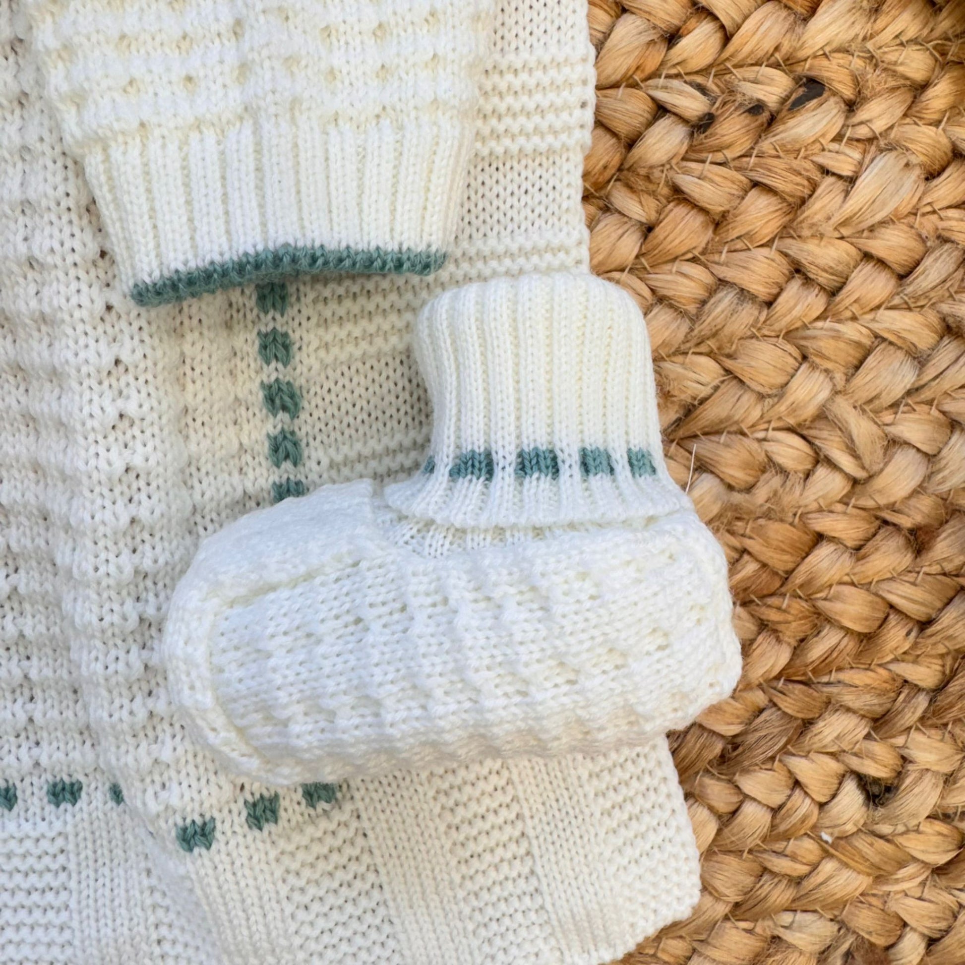 Scarpine in lana con risvolto verde coordinate al completo