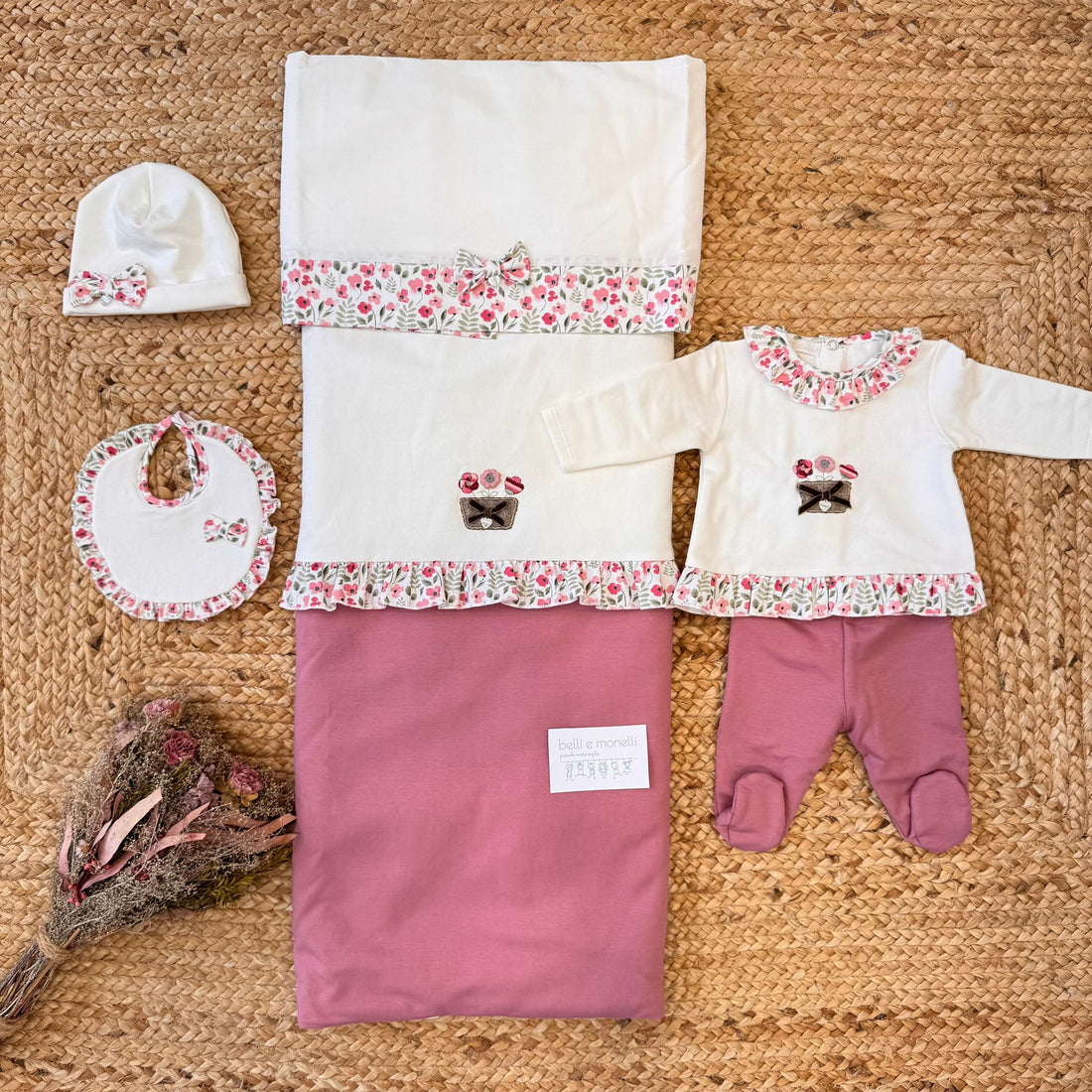 Coordinato uscita clinica neonata completo con tutina, copertina, cappellino e bavaglino in caldo cotone floreale.