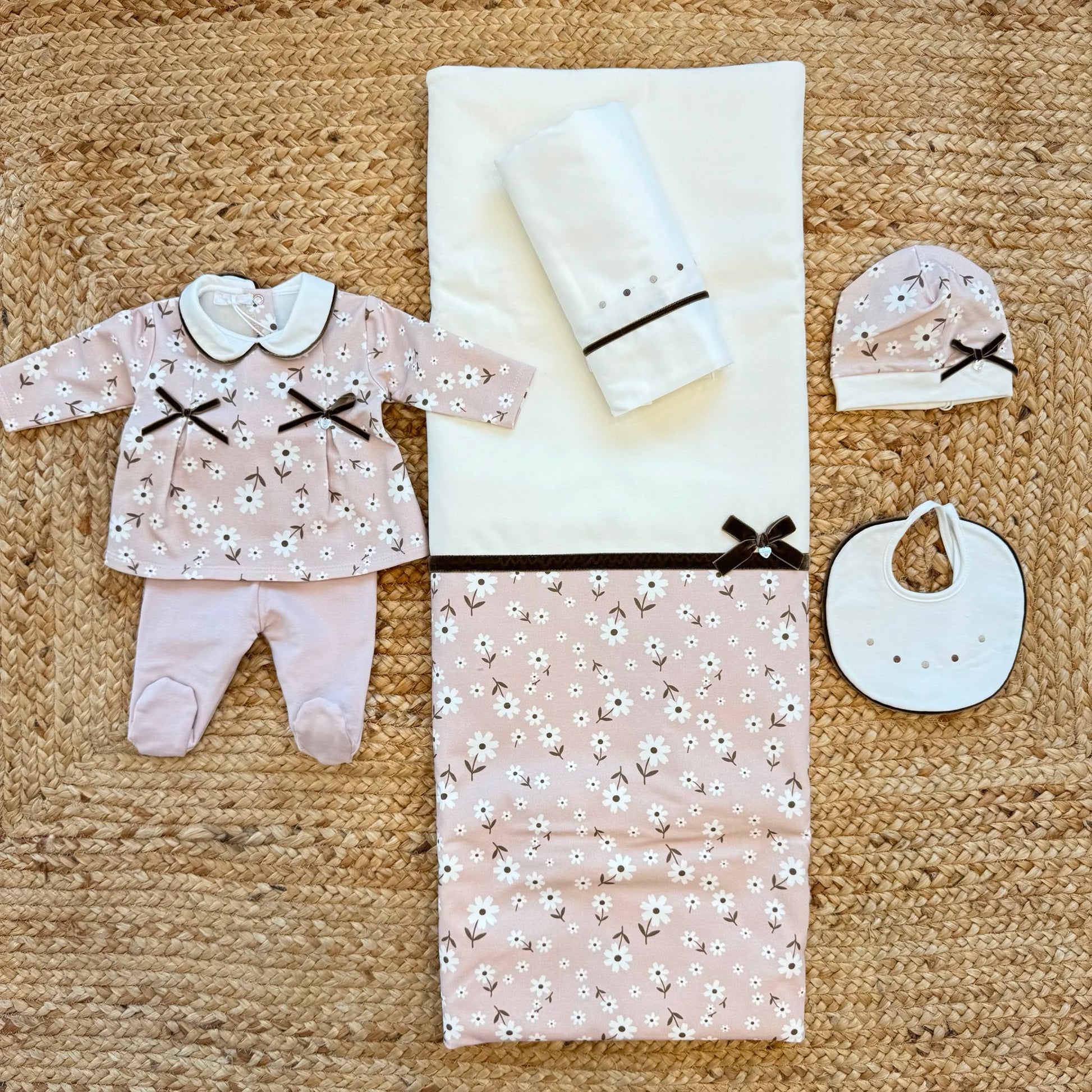 Uscita clinica neonata in caldo cotone con copertina sfoderabile, lenzuola, cappellino e bavaglino coordinati.