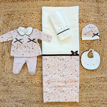 Uscita clinica neonata in caldo cotone con copertina sfoderabile, lenzuola, cappellino e bavaglino coordinati.