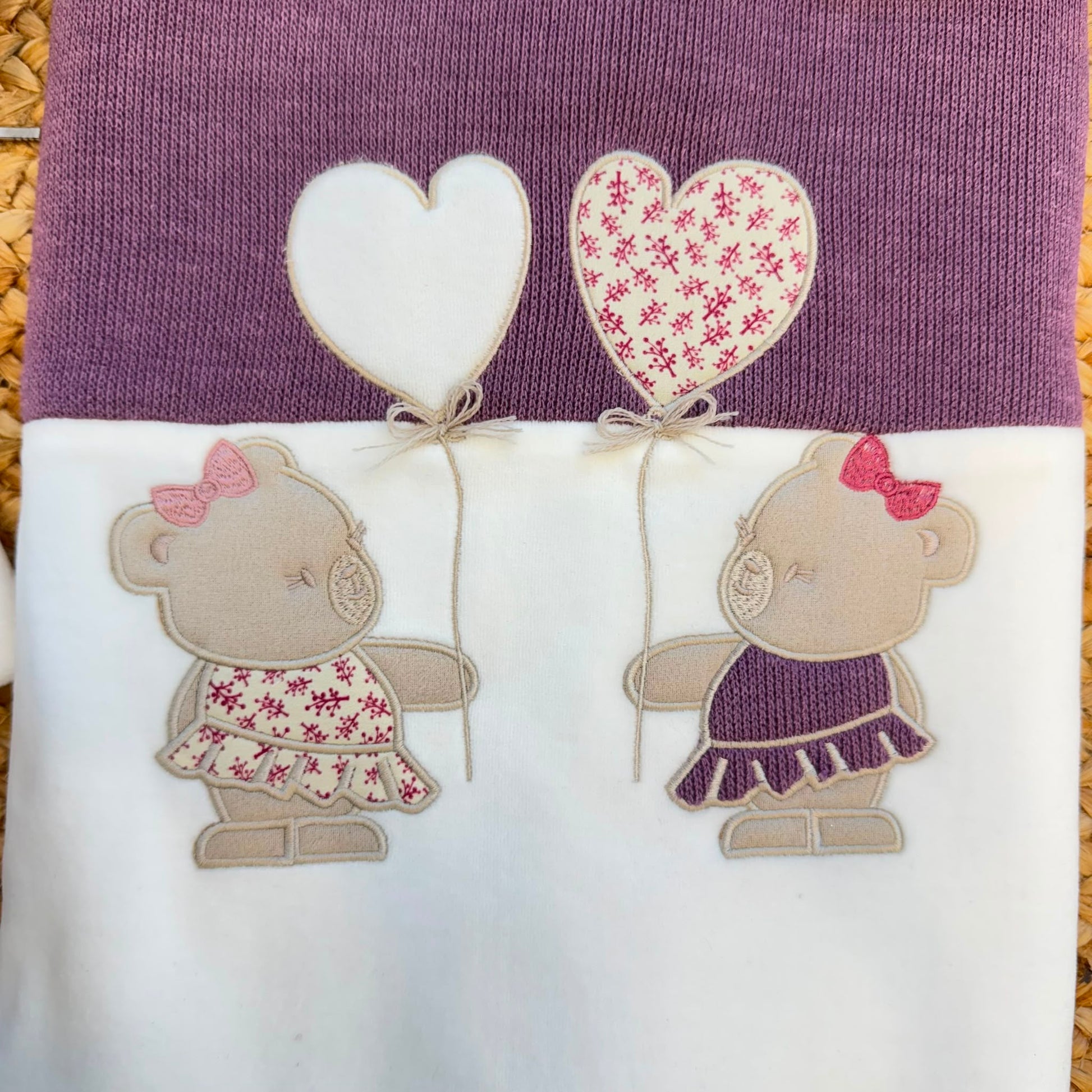 Uscita clinica neonata in ciniglia bianco panna e prugna con tutina, copertina sfoderabile, bavetta, cappellino, scarpine e lenzuolino coordinati.