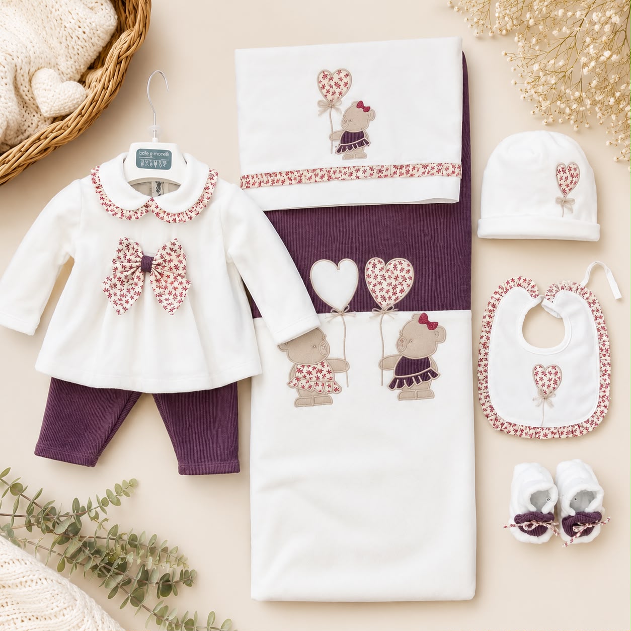 Uscita clinica neonata in ciniglia bianco panna e prugna con tutina, copertina, bavetta, cappellino, scarpine e lenzuolino coordinati.